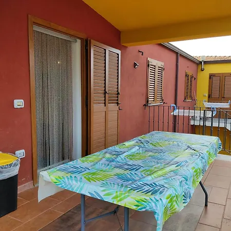 Beachside Retreat: Poolside With Garden Apartment *